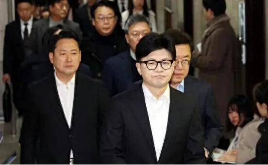 尹锡悦险中求稳：戒严风波逆转<strong></p>
<p>binance哪里下载</strong>，国民力量党撑腰，李在明盼破局！