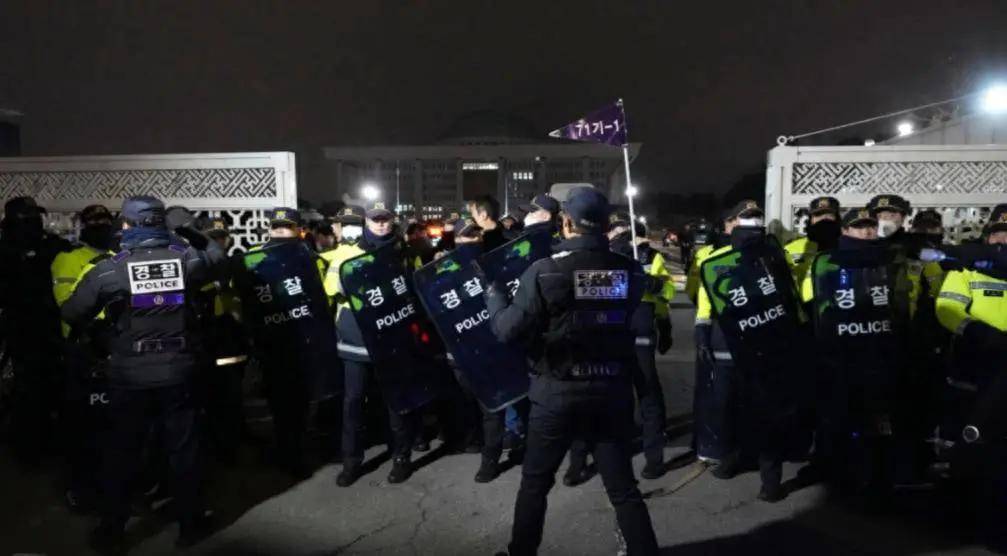 尹锡悦险中求稳：戒严风波逆转<strong></p>
<p>binance哪里下载</strong>，国民力量党撑腰，李在明盼破局！