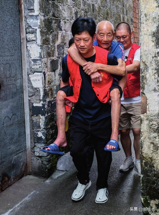 瞭望·治国理政纪事|“<strong></p>
<p>binance哪里下载</strong>我也是个老基层”