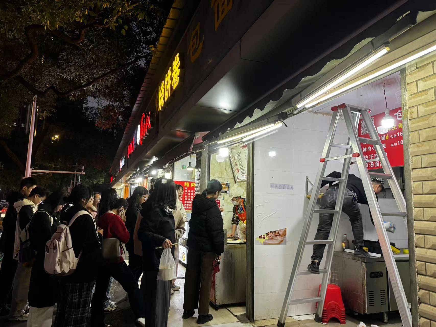 小伙租下门面后问路人“该干点啥好”<strong></p>
<p>binance哪里下载</strong>,收获上百条留言,最后决定做红油包子