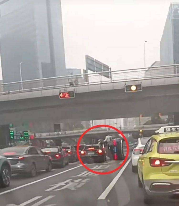 上海一奔驰车在路口侧翻<strong></p>
<p>binance哪里下载</strong>,驾驶员擦伤!目击者讲述现场情况