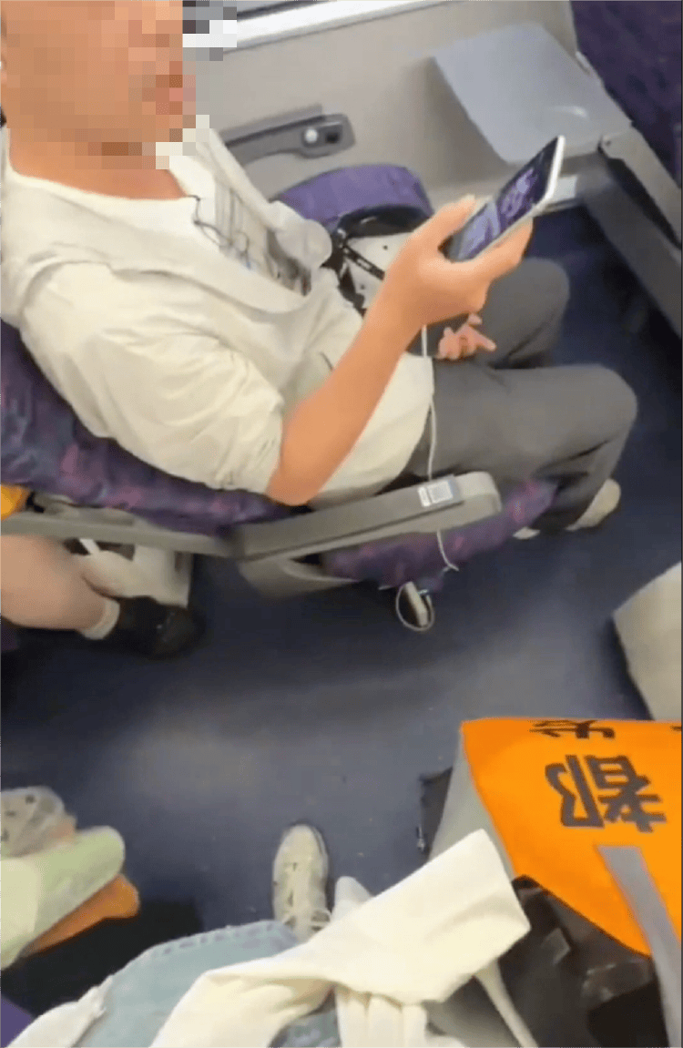 母女俩列车霸座还持刀威胁<strong></p>
<p>binance哪里下载</strong>，12306回应