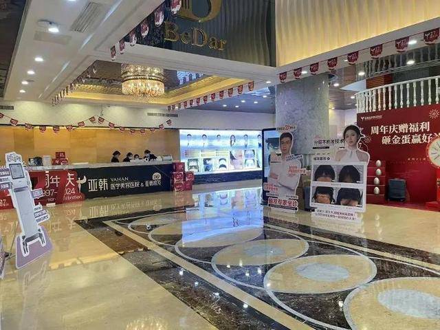 “还能反光<strong></p>
<p>债券交易市场构成</strong>!”长沙男子植发近9月称后脑勺“像狗啃过”