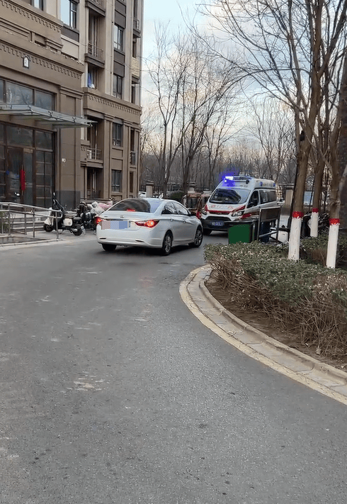 私家车未让救护车反而步步紧逼<strong></p>
<p>债券交易市场构成</strong>，目击者：老人遗憾离世，河北警方：行政拘留！