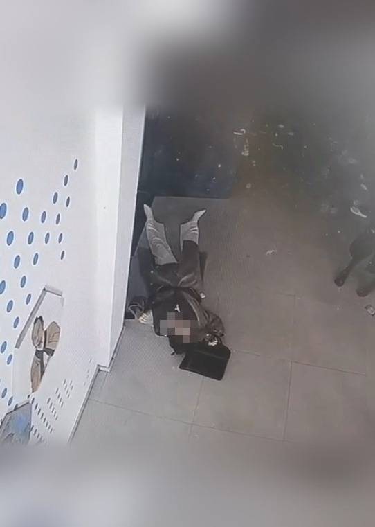 河南一大学老师心脏骤停晕倒<strong></p>
<p>债券交易市场构成</strong>,女学生按压施救:我也很害怕,看到老师好转激动手抖