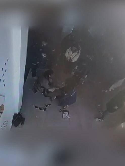 河南一大学老师心脏骤停晕倒<strong></p>
<p>债券交易市场构成</strong>,女学生按压施救:我也很害怕,看到老师好转激动手抖