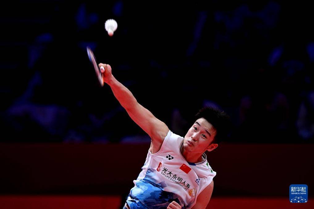 羽毛球世巡赛总决赛:李诗沣胜周天成