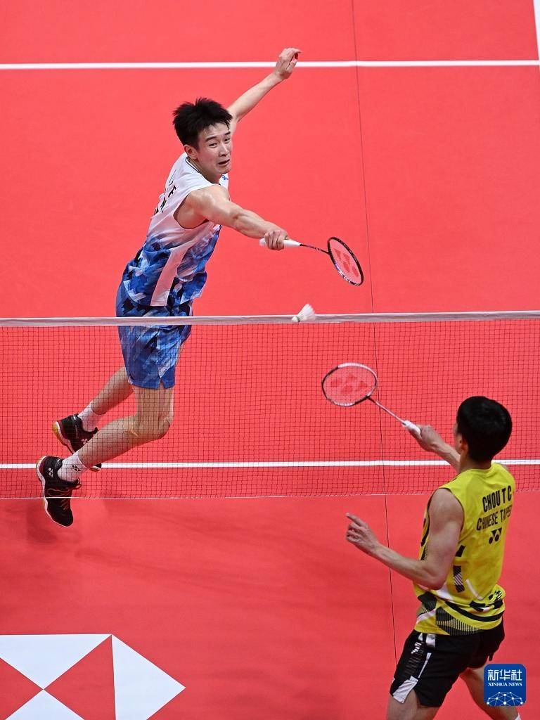 羽毛球世巡赛总决赛:李诗沣胜周天成
