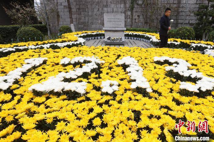 国家公祭日将至 侵华日军南京大屠杀遇难同胞丛葬地布置鲜花悼念遇难同胞