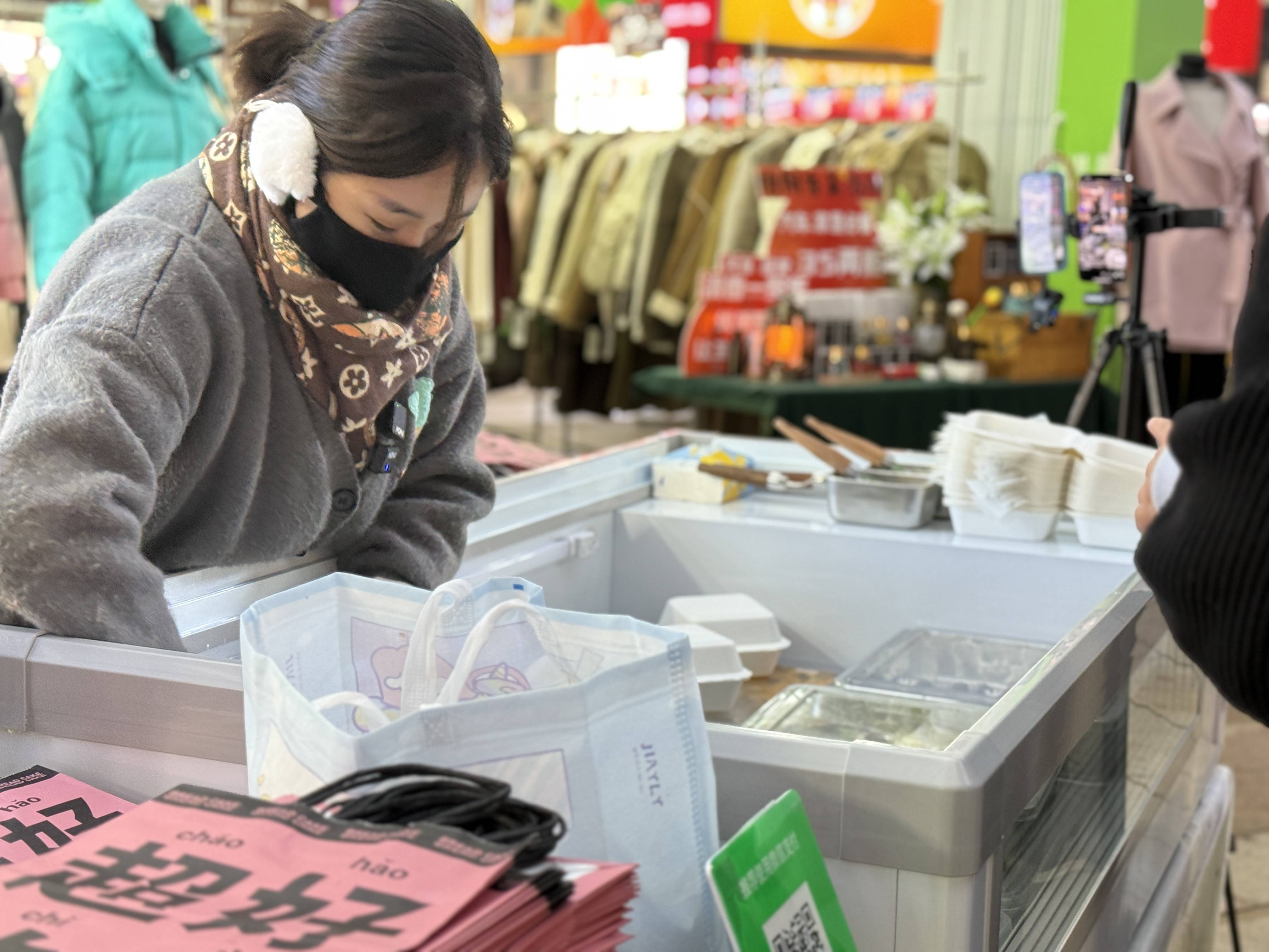 重庆姐弟坠亡案母亲近况:开蛋糕铺 期待重生