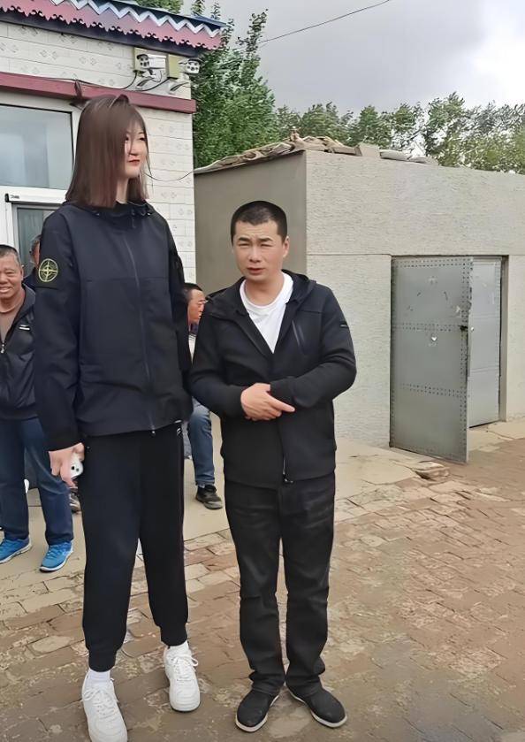 女孩身高2米26貌美如花<strong></p>
<p>货币的时间价值</strong>，妈妈天天发愁：白长这么漂亮，没人敢追