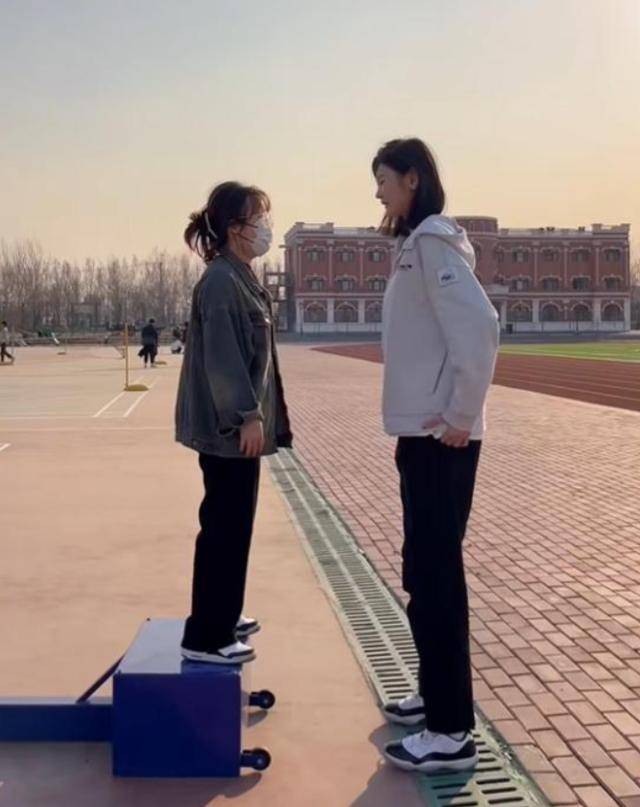 女孩身高2米26貌美如花<strong></p>
<p>货币的时间价值</strong>，妈妈天天发愁：白长这么漂亮，没人敢追