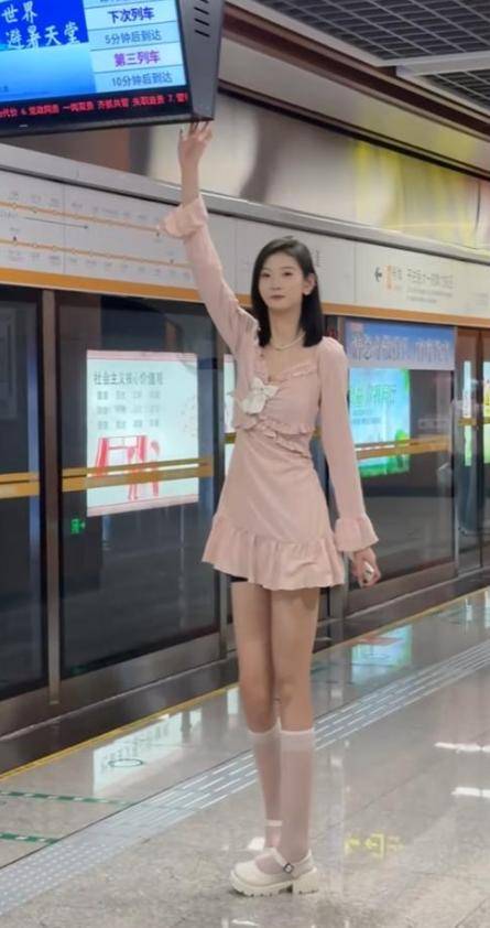 女孩身高2米26貌美如花<strong></p>
<p>货币的时间价值</strong>，妈妈天天发愁：白长这么漂亮，没人敢追