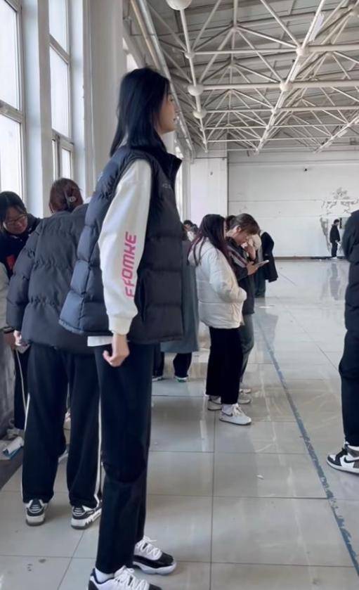 女孩身高2米26貌美如花<strong></p>
<p>货币的时间价值</strong>，妈妈天天发愁：白长这么漂亮，没人敢追