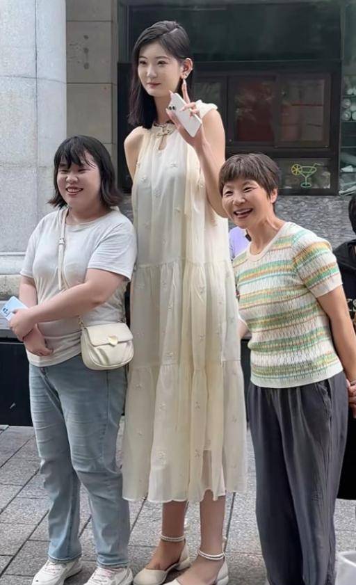 女孩身高2米26貌美如花<strong></p>
<p>货币的时间价值</strong>，妈妈天天发愁：白长这么漂亮，没人敢追