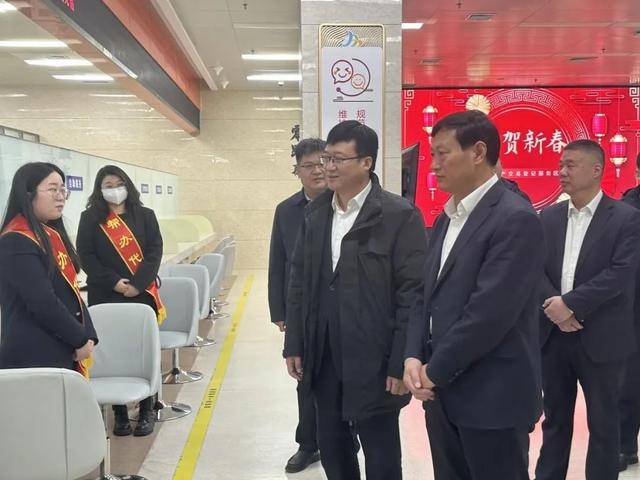 滨州市自然资源和规划局党组书记、局长赵增永到滨州市政务服务中心走访慰问不动产登记一线干部职工(02月09日 )