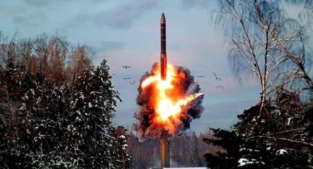 普京开始“斩首”<strong></p>
<p>货币性资产交换</strong>,5枚高超弹直轰基辅,向西方发出决斗书