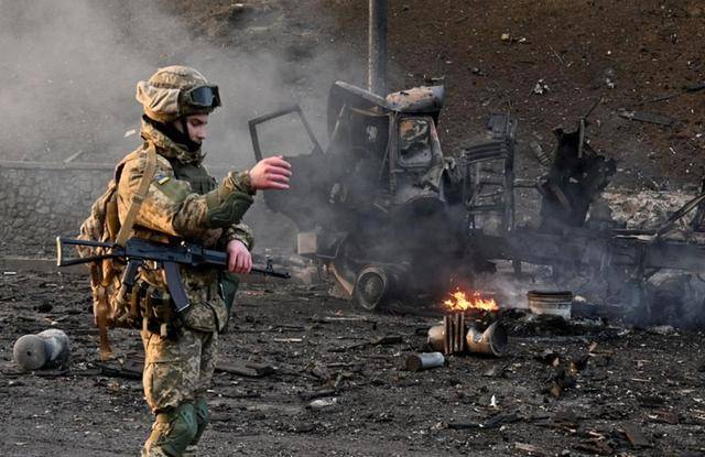 普京开始“斩首”<strong></p>
<p>货币性资产交换</strong>,5枚高超弹直轰基辅,向西方发出决斗书