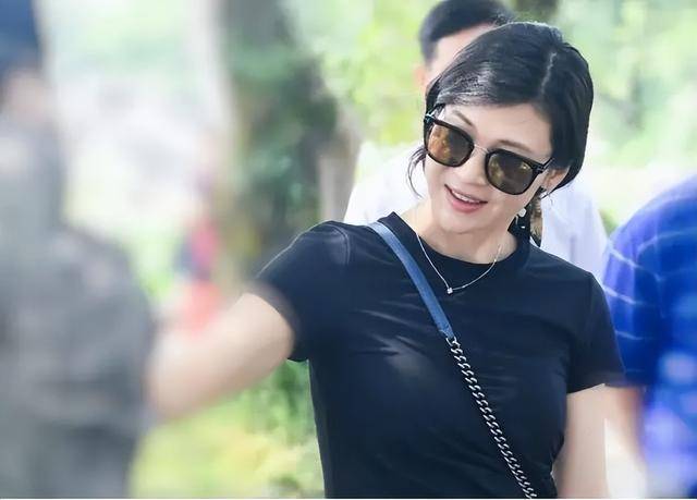 富商周旭辉<strong></p>
<p>货币性资产交换</strong>,44岁娶小12岁女星童蕾,获刑3年后,妻女过得如何?