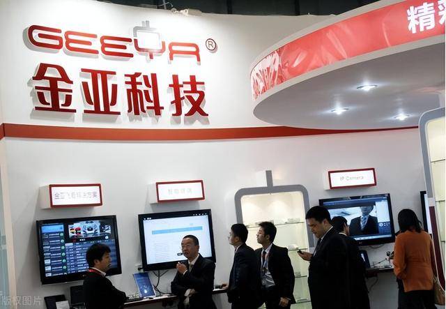 富商周旭辉<strong></p>
<p>货币性资产交换</strong>,44岁娶小12岁女星童蕾,获刑3年后,妻女过得如何?