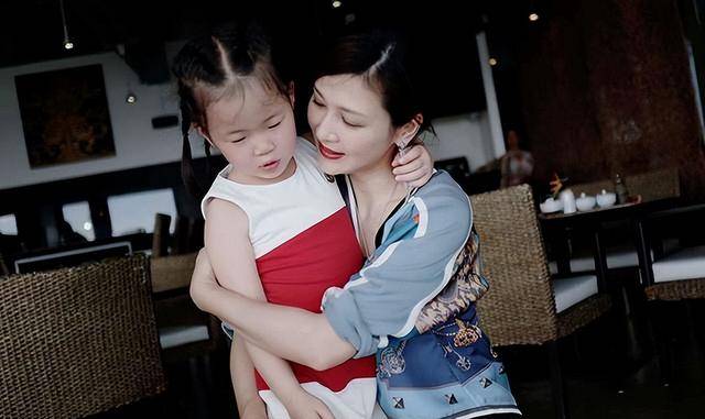 富商周旭辉<strong></p>
<p>货币性资产交换</strong>,44岁娶小12岁女星童蕾,获刑3年后,妻女过得如何?