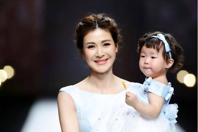 富商周旭辉<strong></p>
<p>货币性资产交换</strong>,44岁娶小12岁女星童蕾,获刑3年后,妻女过得如何?