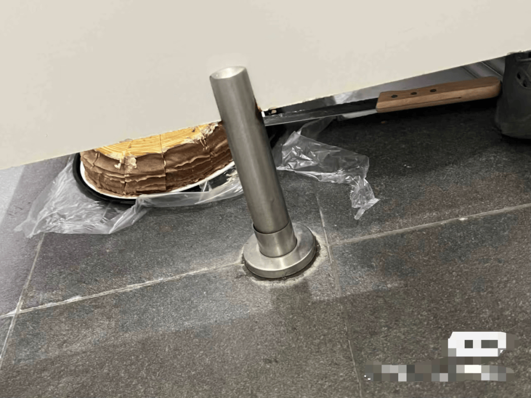 疑似代购在厕所里分装蛋糕<strong></p>
<p>高频炒币工具推荐</strong>，广州山姆回应