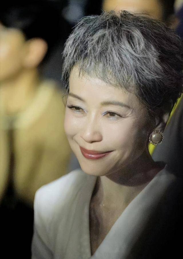 曝61岁叶童香港行生图<strong></p>
<p>炒币需要知道哪些知识</strong>，身材干瘪脸上画大浓妆，多人追着索要签名