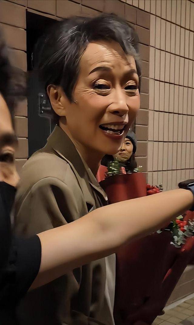 曝61岁叶童香港行生图<strong></p>
<p>炒币需要知道哪些知识</strong>，身材干瘪脸上画大浓妆，多人追着索要签名