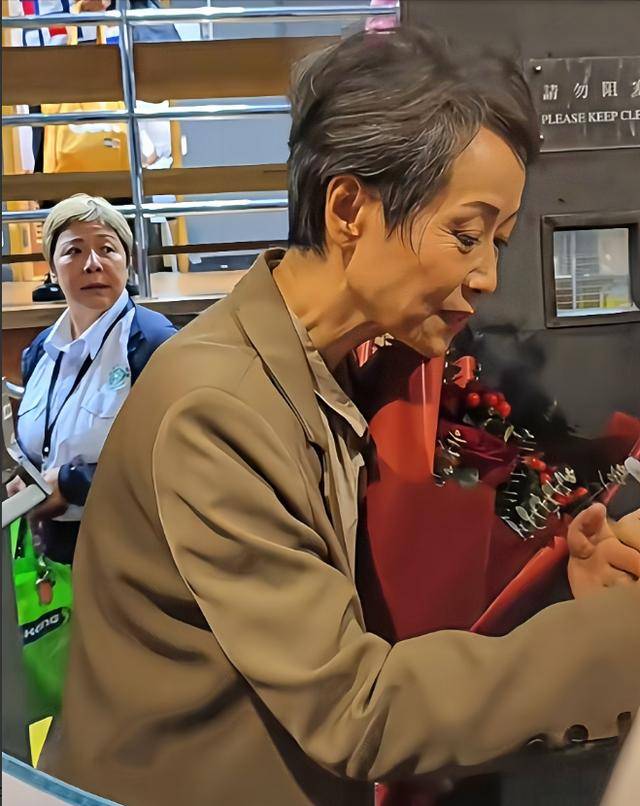 曝61岁叶童香港行生图<strong></p>
<p>炒币需要知道哪些知识</strong>，身材干瘪脸上画大浓妆，多人追着索要签名