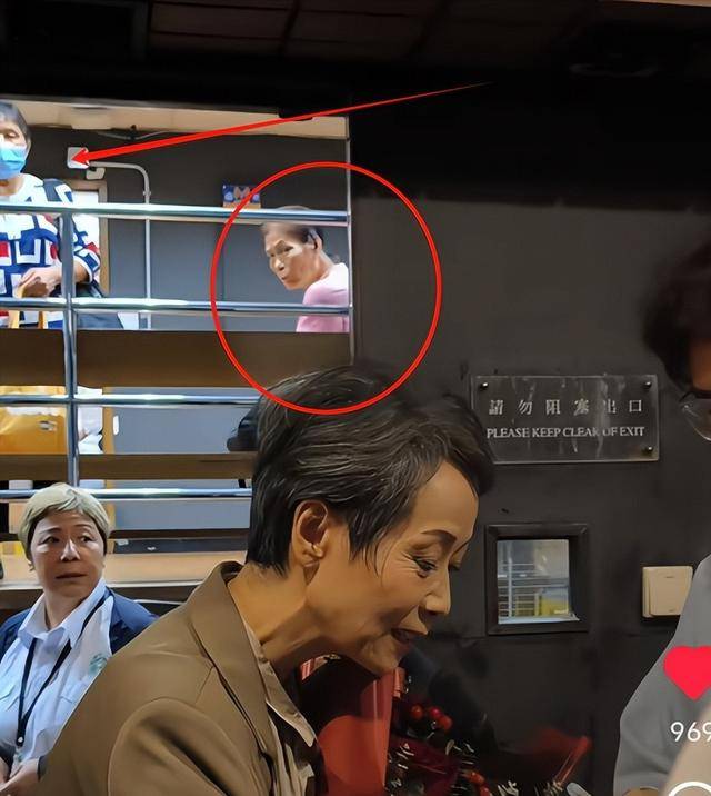 曝61岁叶童香港行生图<strong></p>
<p>炒币需要知道哪些知识</strong>，身材干瘪脸上画大浓妆，多人追着索要签名