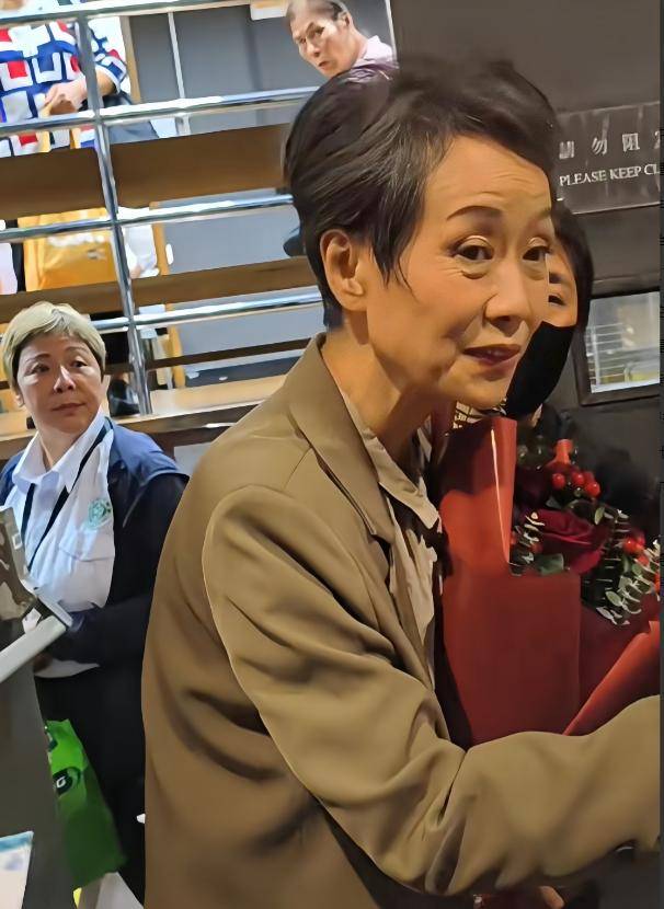 曝61岁叶童香港行生图<strong></p>
<p>炒币需要知道哪些知识</strong>，身材干瘪脸上画大浓妆，多人追着索要签名