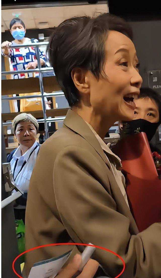 曝61岁叶童香港行生图<strong></p>
<p>炒币需要知道哪些知识</strong>，身材干瘪脸上画大浓妆，多人追着索要签名