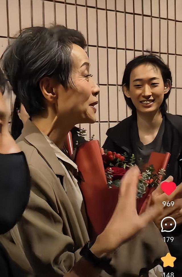 曝61岁叶童香港行生图<strong></p>
<p>炒币需要知道哪些知识</strong>，身材干瘪脸上画大浓妆，多人追着索要签名