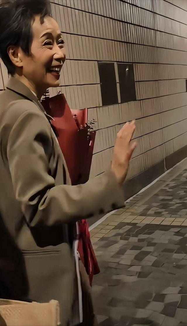 曝61岁叶童香港行生图<strong></p>
<p>炒币需要知道哪些知识</strong>，身材干瘪脸上画大浓妆，多人追着索要签名