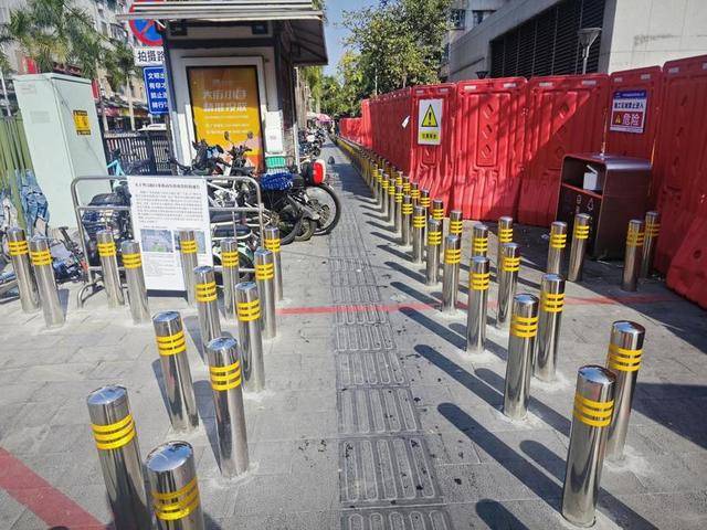 广州一地铁口出现密集隔离柱<strong></p>
<p>binance查询币价</strong>,当地街道办:防止电动车乱停乱放