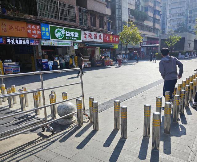 广州一地铁口出现密集隔离柱<strong></p>
<p>binance查询币价</strong>,当地街道办:防止电动车乱停乱放