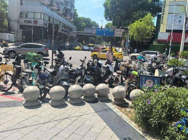 广州一地铁口出现密集隔离柱<strong></p>
<p>binance查询币价</strong>,当地街道办:防止电动车乱停乱放