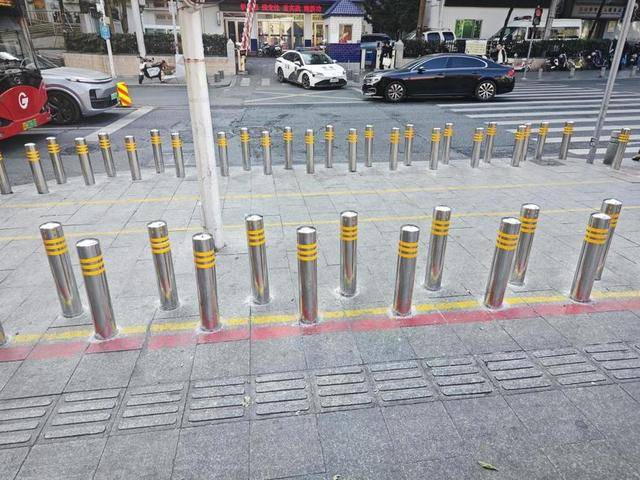 广州一地铁口出现密集隔离柱<strong></p>
<p>binance查询币价</strong>,当地街道办:防止电动车乱停乱放