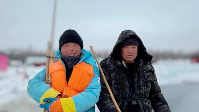 松花江上的父子和兄弟:凌晨零下20度出门采冰<strong></p>
<p>binance查询币价</strong>,月入万元