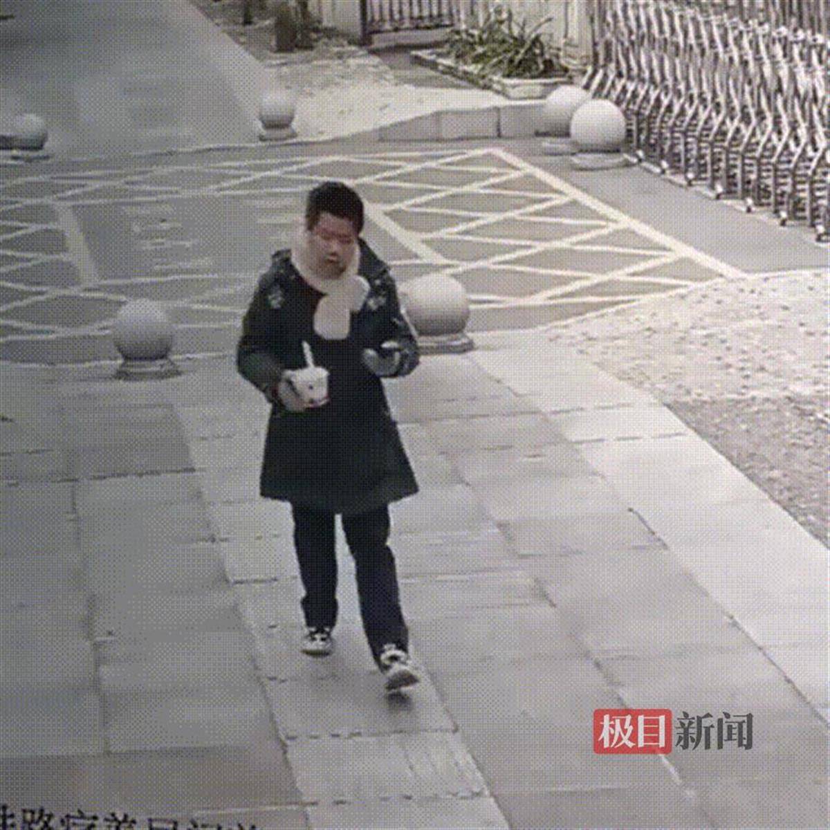 湖北咸宁一学生放学路上捡到手机交给警方<strong></p>
<p>wanchain币上哪买</strong>,民警和失主进校给他送“大礼包”