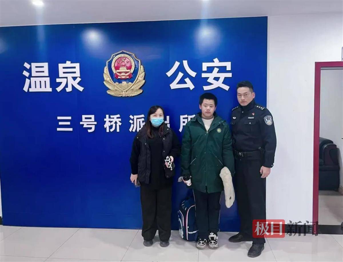 湖北咸宁一学生放学路上捡到手机交给警方<strong></p>
<p>wanchain币上哪买</strong>,民警和失主进校给他送“大礼包”