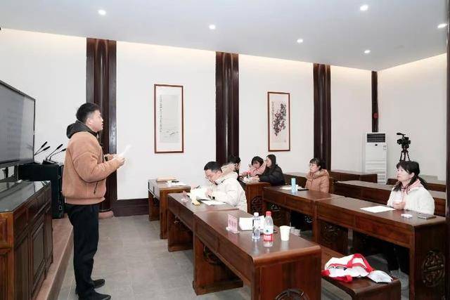 成都女博士二十多分钟背诵83首古诗词<strong></p>
<p>wanchain币上哪买</strong>,获杜甫草堂终身免票:两个月背了超6400字