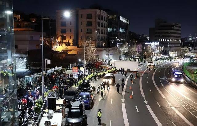 尹锡悦命运迎来转折？11000人聚集总统官邸外<strong></p>
<p>恒生etf交易规则</strong>，在野党棋差一招