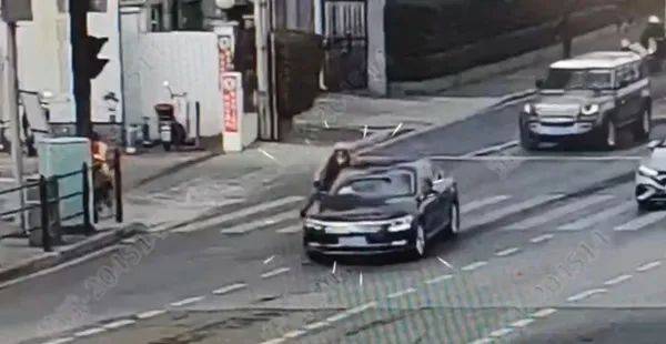 上海突发！轿车疾驰而来<strong></p>
<p>恒生etf交易规则</strong>，加速过弯，带倒骑车女子，警方：司机全责