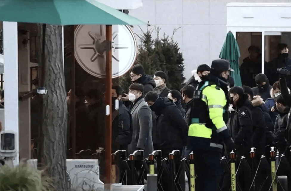 韩国政坛一夜大乱!150人冲进总统府<strong></p>
<p>富国收益宝交易型货币b</strong>,尹锡悦组织一万支持者拒捕