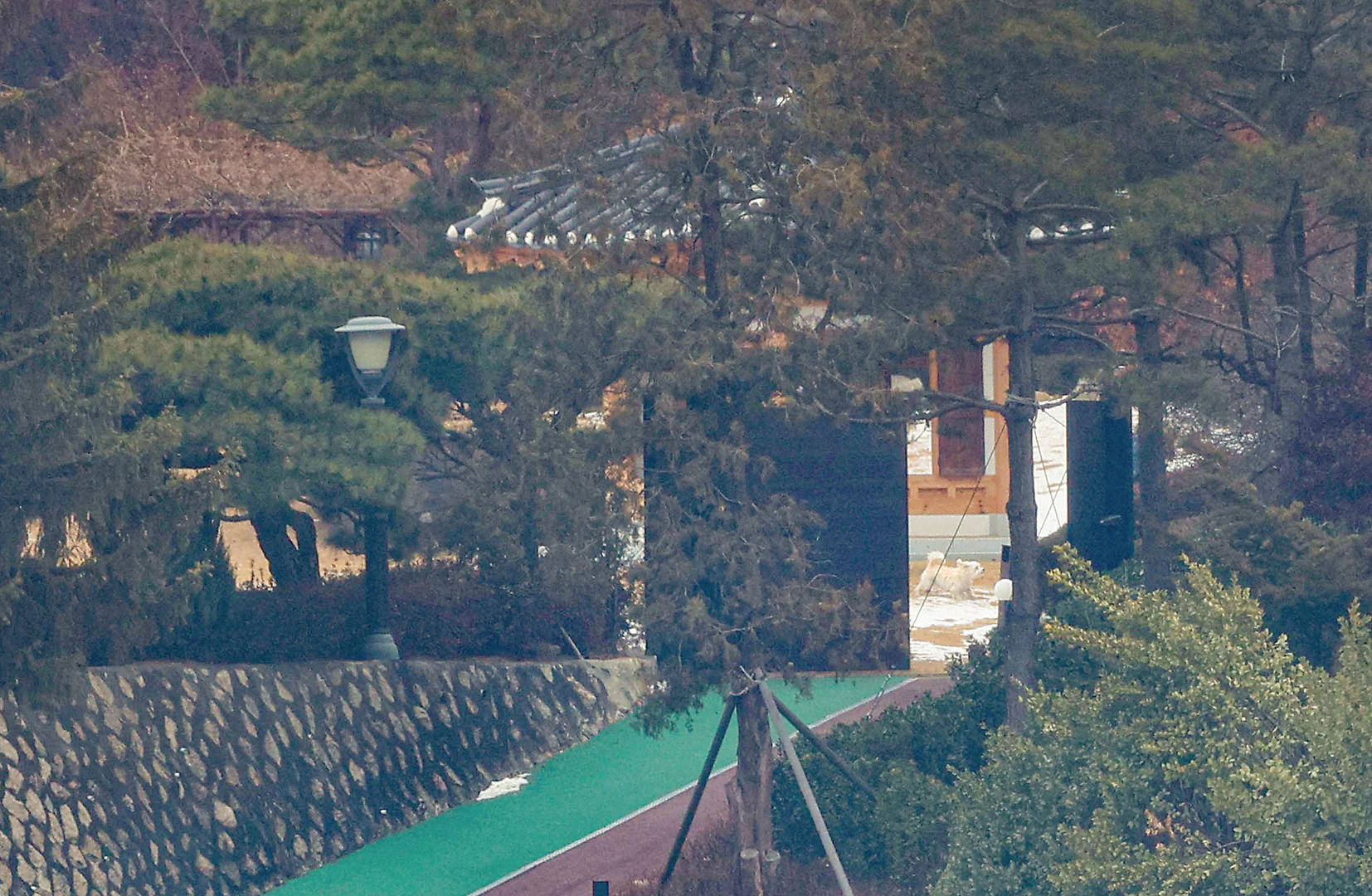 韩议员:金建希仍在总统官邸<strong></p>
<p>货币市场进入门槛</strong>,“脸色很难看”,尹锡悦说她最近“吃不下东西”