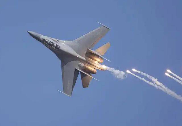 24小时内<strong></p>
<p>货币市场进入门槛</strong>,解放军分4路“围岛”,台军爆发退伍潮,台学者讲实话