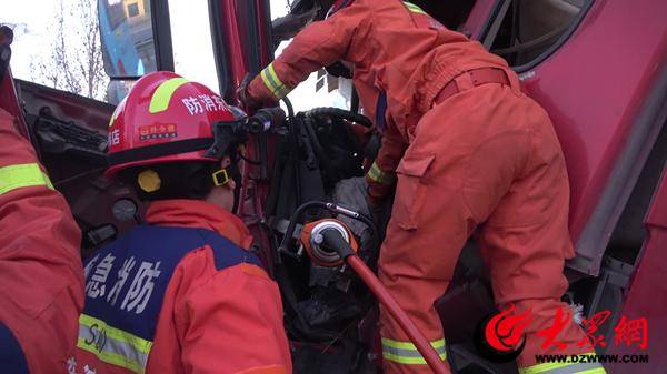 山东滨州:车辆驾驶室被挤压成“饼”司机被困 消防紧急救援