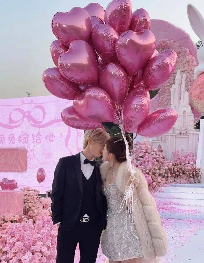 热搜第一<strong></p>
<p>债券现券交易收费标准</strong>!鹿哈在湖南向女友求婚成功